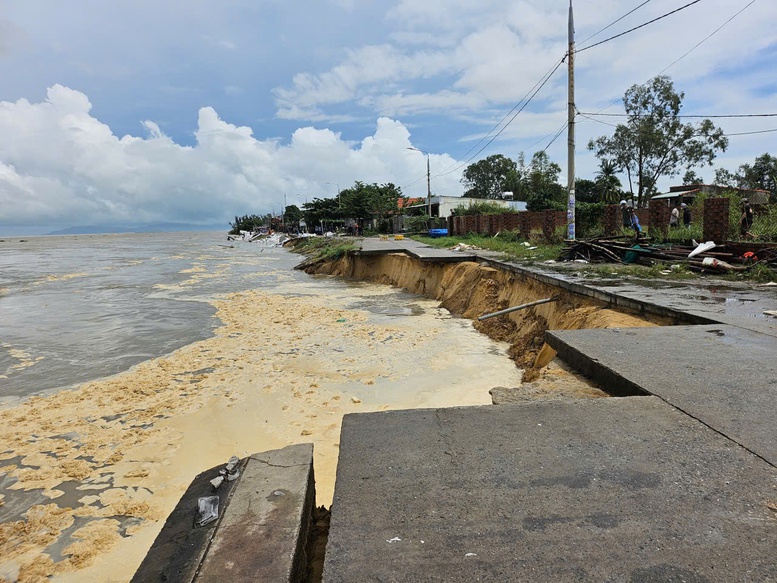 Hàng nghìn người 'vá kè' chống lũ lịch sử, cứu làng ở hạ lưu sông Thu Bồn- Ảnh 2. Hàng nghìn người 'vá kè' chống lũ lịch sử, cứu làng ở hạ lưu sông Thu Bồn- Ảnh 2.