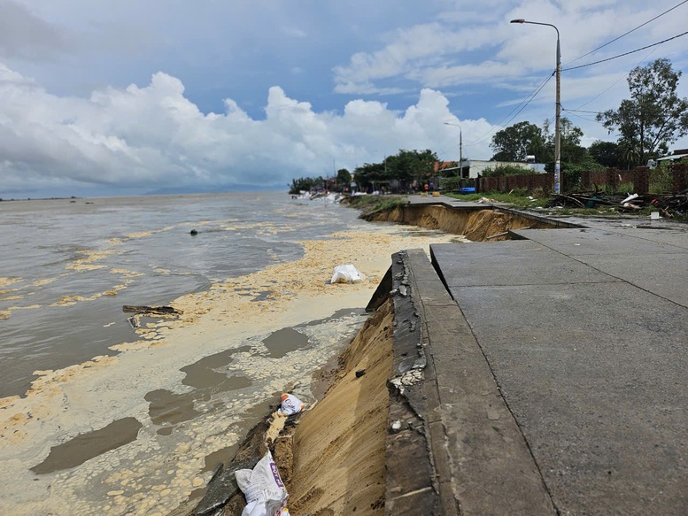 Hàng nghìn người 'vá kè' chống lũ lịch sử, cứu làng ở hạ lưu sông Thu Bồn- Ảnh 1. Hàng nghìn người 'vá kè' chống lũ lịch sử, cứu làng ở hạ lưu sông Thu Bồn- Ảnh 1.
