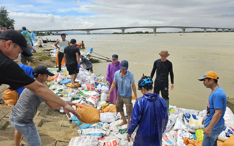 Hàng nghìn người 'vá kè' chống lũ lịch sử, cứu làng ở hạ lưu sông Thu Bồn
