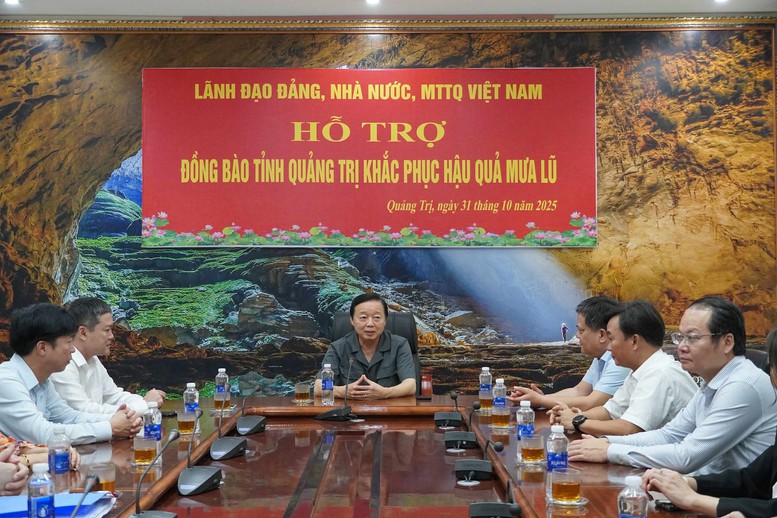 Phó Thủ tướng Trần Hồng Hà trao quà hỗ trợ tỉnh Quảng Trị khắc phục hậu quả mưa lũ- Ảnh 2.