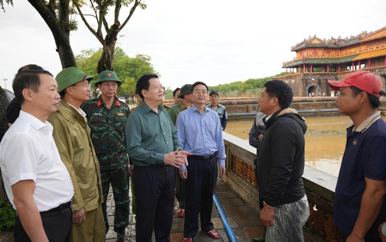 Phó Thủ tướng Mai Văn Chính kiểm tra công tác khắc phục mưa lũ tại khu vực Ngọ Môn-Đại Nội Huế