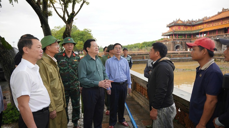 Phó Thủ tướng Mai Văn Chính kiểm tra công tác khắc phục mưa lũ tại khu vực Ngọ Môn-Đại Nội Huế- Ảnh 2. Phó Thủ tướng Mai Văn Chính kiểm tra công tác khắc phục mưa lũ tại khu vực Ngọ Môn-Đại Nội Huế- Ảnh 2.