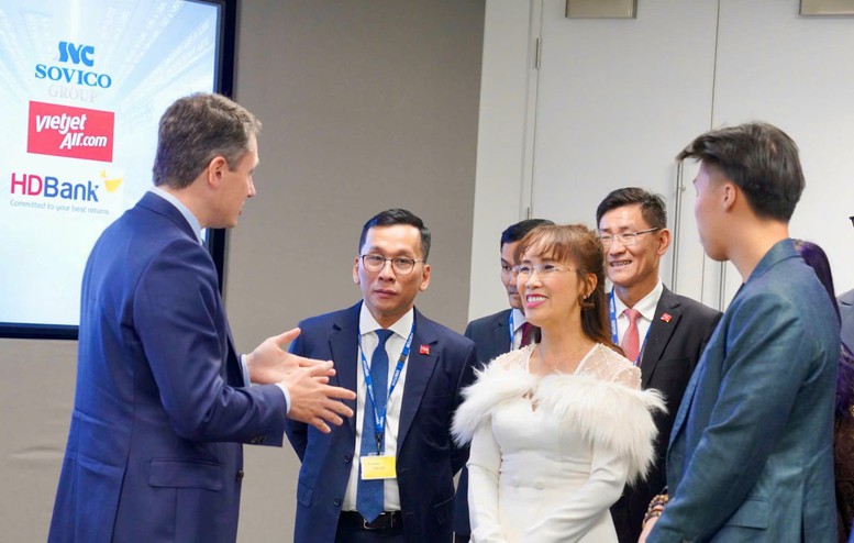 Lãnh đạo HDBank thăm Sàn giao dịch chứng khoán London - Ảnh 2. Lãnh đạo HDBank thăm Sàn giao dịch chứng khoán London - Ảnh 2.