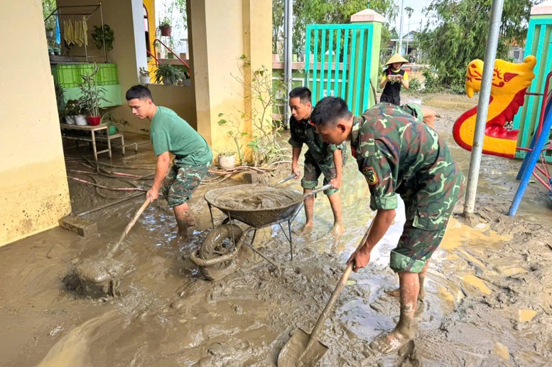 Hơn 2.000 cán bộ, chiến sĩ hỗ trợ nhân dân khắc phục hậu quả mưa lũ tại Huế- Ảnh 1. Hơn 2.000 cán bộ, chiến sĩ hỗ trợ nhân dân khắc phục hậu quả mưa lũ tại Huế- Ảnh 1.