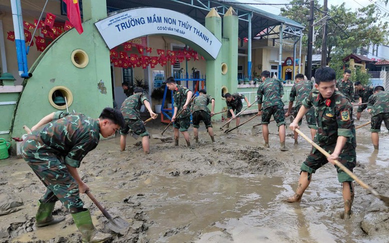 Hơn 2.000 cán bộ, chiến sĩ hỗ trợ nhân dân khắc phục hậu quả mưa lũ tại Huế