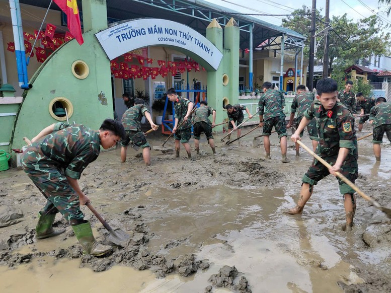 Hơn 2.000 cán bộ, chiến sĩ hỗ trợ nhân dân khắc phục hậu quả mưa lũ tại Huế- Ảnh 3. Hơn 2.000 cán bộ, chiến sĩ hỗ trợ nhân dân khắc phục hậu quả mưa lũ tại Huế- Ảnh 3.