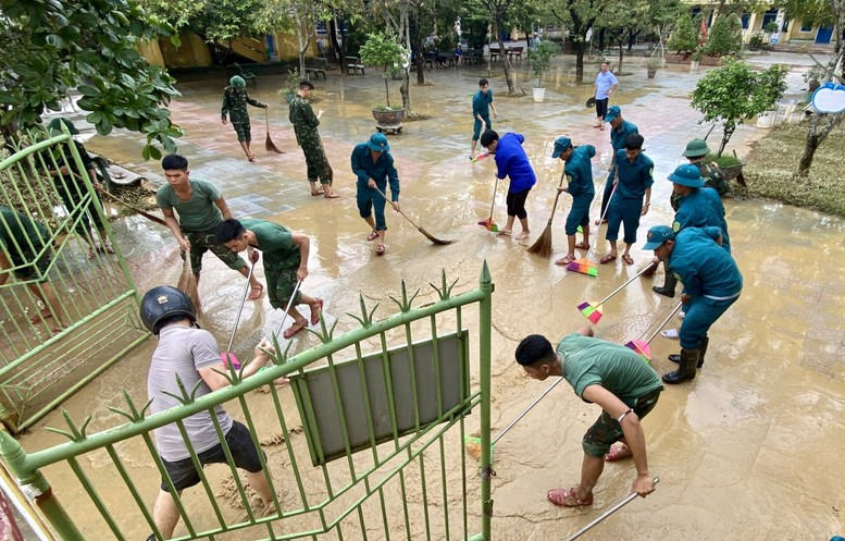 Hơn 2.000 cán bộ, chiến sĩ hỗ trợ nhân dân khắc phục hậu quả mưa lũ tại Huế- Ảnh 5. Hơn 2.000 cán bộ, chiến sĩ hỗ trợ nhân dân khắc phục hậu quả mưa lũ tại Huế- Ảnh 5.