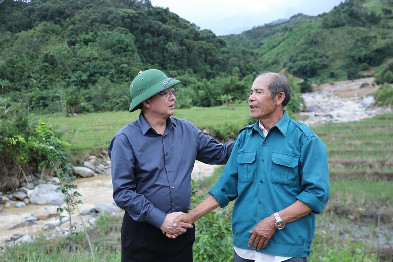 Phó Thủ tướng Hồ Quốc Dũng chỉ đạo 6 nhóm nhiệm vụ trọng tâm khắc phục sạt lở tại xã Ngọc Linh, Quảng Ngãi- Ảnh 5. Phó Thủ tướng Hồ Quốc Dũng chỉ đạo 6 nhóm nhiệm vụ trọng tâm khắc phục sạt lở tại xã Ngọc Linh, Quảng Ngãi- Ảnh 5.