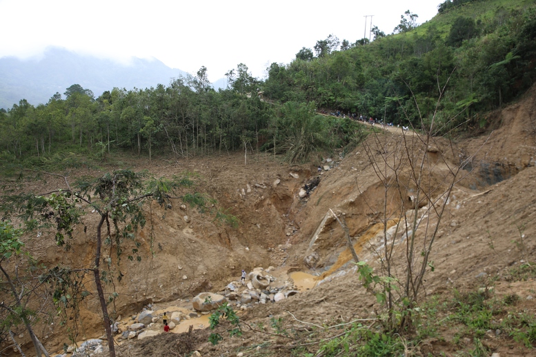 Phó Thủ tướng Hồ Quốc Dũng chỉ đạo 6 nhóm nhiệm vụ trọng tâm khắc phục sạt lở tại xã Ngọc Linh, Quảng Ngãi- Ảnh 3. Phó Thủ tướng Hồ Quốc Dũng chỉ đạo 6 nhóm nhiệm vụ trọng tâm khắc phục sạt lở tại xã Ngọc Linh, Quảng Ngãi- Ảnh 3.