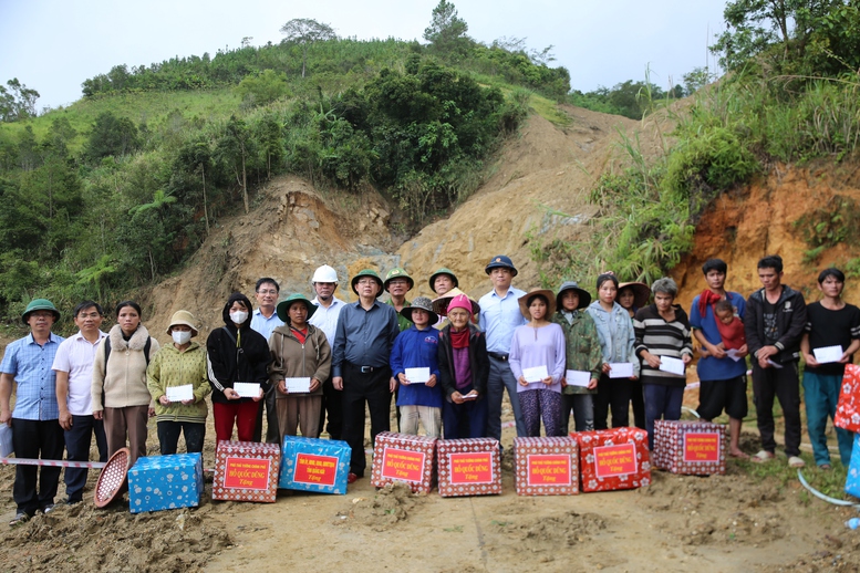 Phó Thủ tướng Hồ Quốc Dũng chỉ đạo 6 nhóm nhiệm vụ trọng tâm khắc phục sạt lở tại xã Ngọc Linh, Quảng Ngãi- Ảnh 7. Phó Thủ tướng Hồ Quốc Dũng chỉ đạo 6 nhóm nhiệm vụ trọng tâm khắc phục sạt lở tại xã Ngọc Linh, Quảng Ngãi- Ảnh 7.