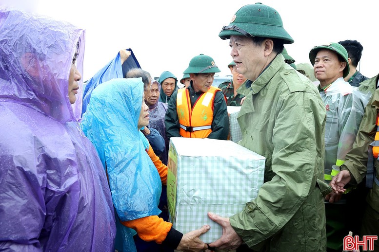 Phó Thủ tướng Mai Văn Chính kiểm tra công tác ứng phó mưa lũ tại Hà Tĩnh- Ảnh 3. Phó Thủ tướng Mai Văn Chính tặng quà động viên người dân vùng ngập lụt Hà Tĩnh - Ảnh: Báo Hà Tĩnh
