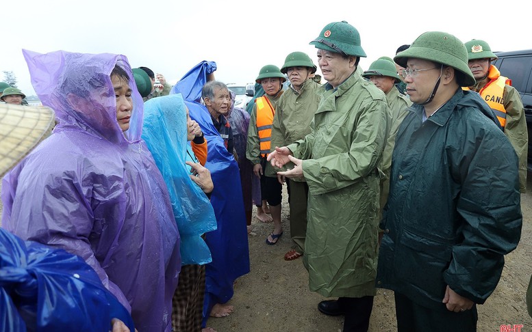 Phó Thủ tướng Mai Văn Chính kiểm tra công tác ứng phó mưa lũ tại Hà Tĩnh