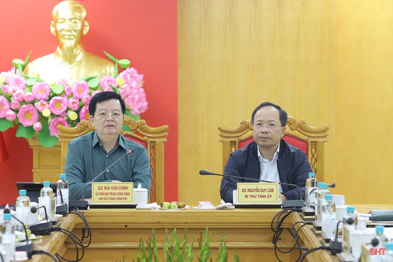 Phó Thủ tướng Mai Văn Chính kiểm tra công tác ứng phó mưa lũ tại Hà Tĩnh- Ảnh 1. Phó Thủ tướng Chính phủ Mai Văn Chính làm việc với lãnh đạo tỉnh Hà Tĩnh về công tác ứng phó với mưa, lũ trên địa bàn - Ảnh: Báo Hà Tĩnh