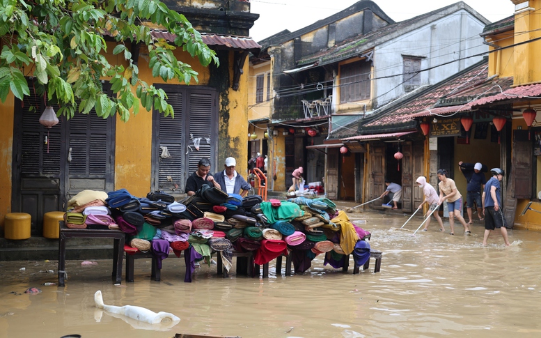 Bộ Xây dựng: Toàn ngành vào cuộc khắc phục hậu quả mưa lũ miền Trung- Ảnh 4. Chùm ảnh: Khắc phục hậu quả mưa lũ lịch sử tại Hội An