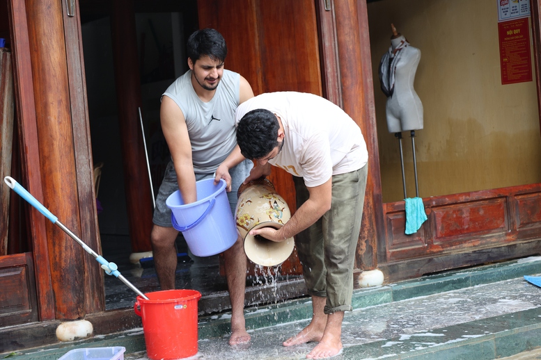 Chùm ảnh: Khắc phục hậu quả mưa lũ lịch sử tại Hội An- Ảnh 10.