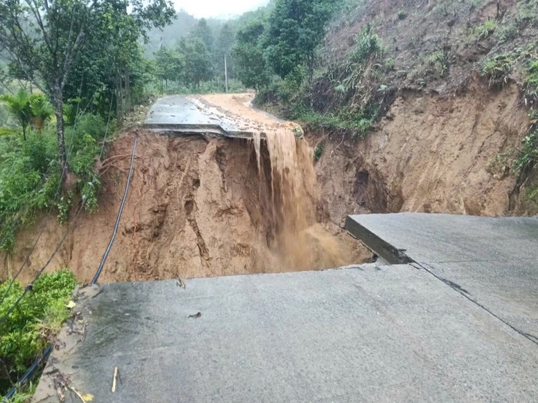 Bộ Xây dựng: Toàn ngành vào cuộc khắc phục hậu quả mưa lũ miền Trung- Ảnh 1. Bộ Xây dựng: Toàn ngành vào cuộc khắc phục hậu quả mưa lũ miền Trung- Ảnh 1.
