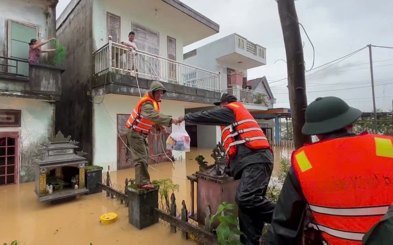 Những lưu ý khi lưu thông qua khu vực đèo Lò Xo- Ảnh 4. Những suất cơm nghĩa tình 'sưởi ấm' người dân vùng lũ