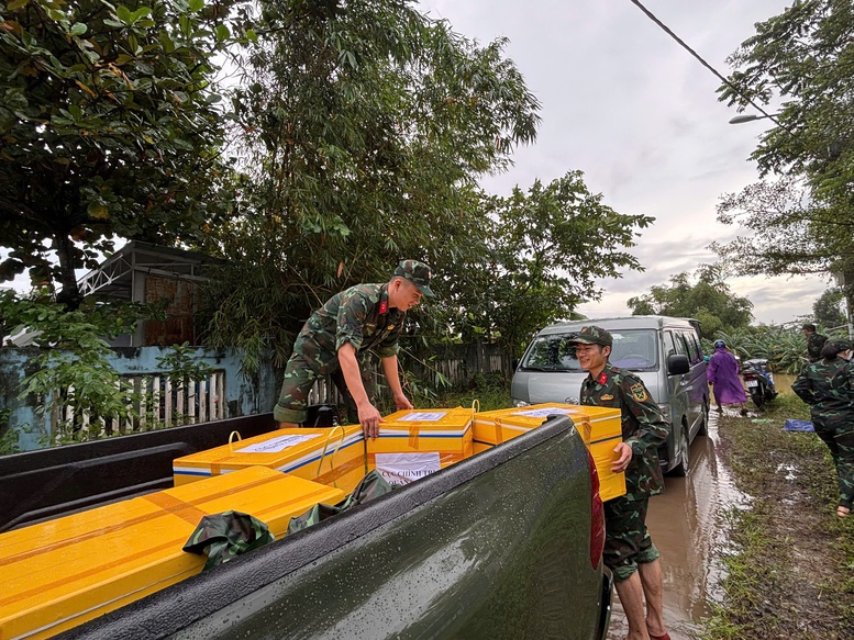 Những suất cơm nghĩa tình 'sưởi ấm' người dân vùng lũ- Ảnh 5. Những suất cơm nghĩa tình 'sưởi ấm' người dân vùng lũ- Ảnh 5.
