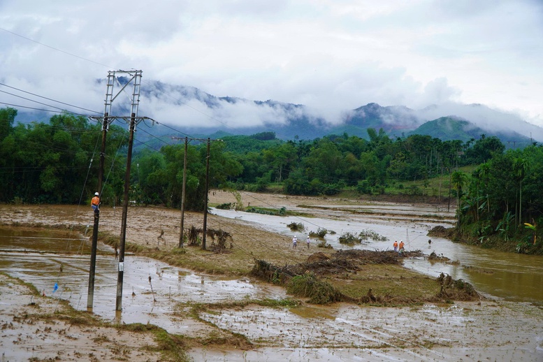Thêm gần 170.000 khách hàng vùng lũ miền Trung được cấp điện trở lại- Ảnh 1.