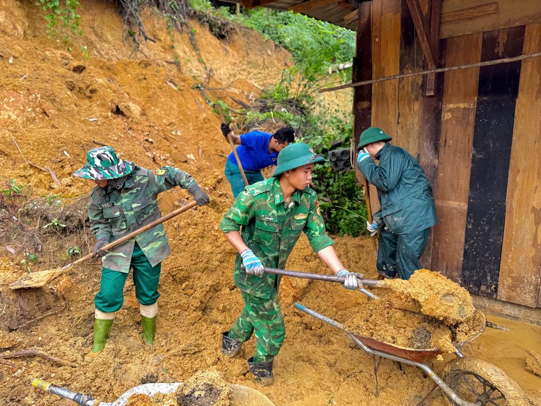 Huy động tối đa các lực lượng tại Đà Nẵng khắc phục hậu quả mưa lũ- Ảnh 4.