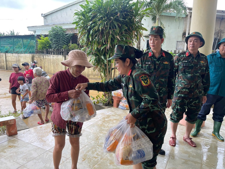 Huy động tối đa các lực lượng tại Đà Nẵng khắc phục hậu quả mưa lũ- Ảnh 2.