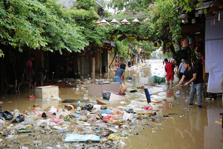 Chùm ảnh: Khắc phục hậu quả mưa lũ lịch sử tại Hội An- Ảnh 8.