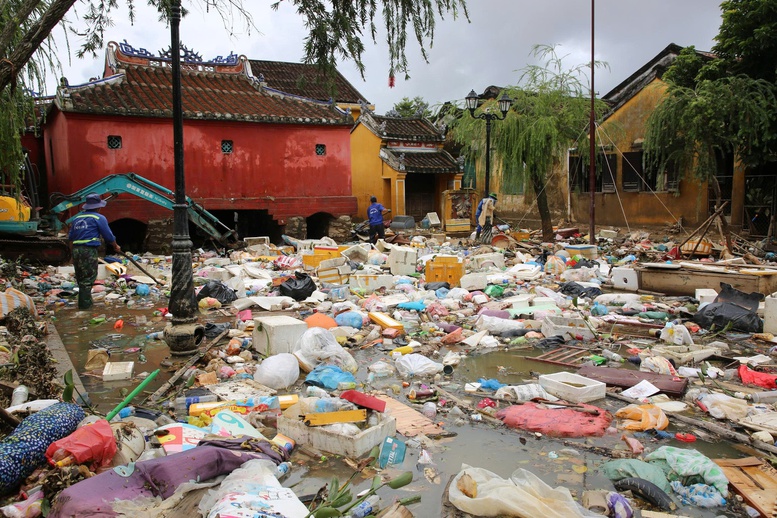 Chùm ảnh: Khắc phục hậu quả mưa lũ lịch sử tại Hội An- Ảnh 4.