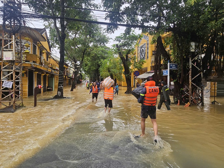 Chùm ảnh: Khắc phục hậu quả mưa lũ lịch sử tại Hội An- Ảnh 13.