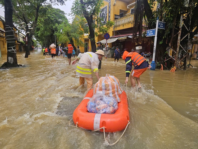 Chùm ảnh: Khắc phục hậu quả mưa lũ lịch sử tại Hội An- Ảnh 14.