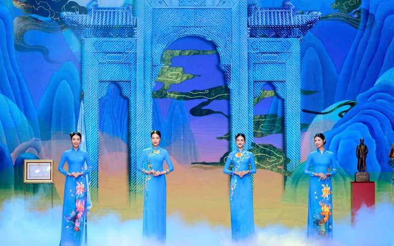 Dấu ấn Bộ sưu tập Áo dài biểu trưng tôn vinh vẻ đẹp phụ nữ Việt 