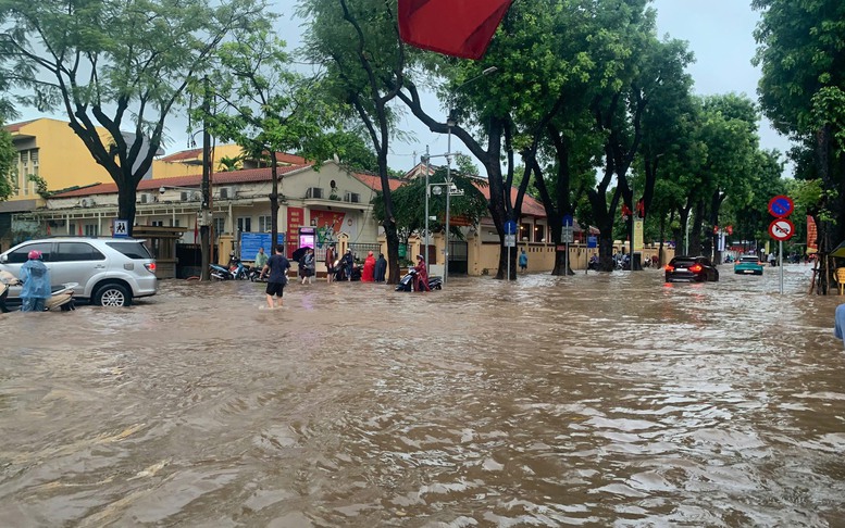 Hà Nội khuyến khích người dân làm việc trực tuyến trong thời điểm bão 11 đổ bộ