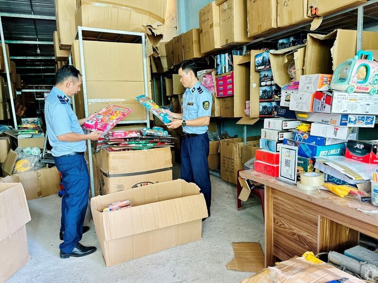 Đà Nẵng: Tịch thu gần 2.000 đồ chơi trẻ em không rõ nguồn gốc- Ảnh 1.