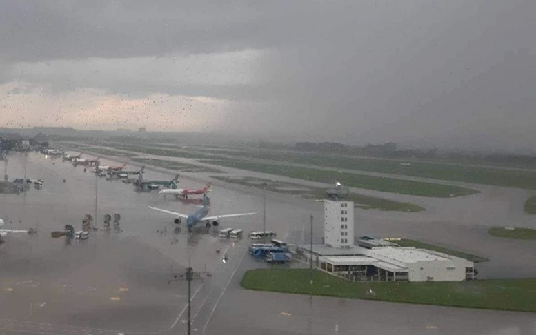 Mưa giông lớn, sân bay Nội Bài cảnh báo khẩn tới hành khách