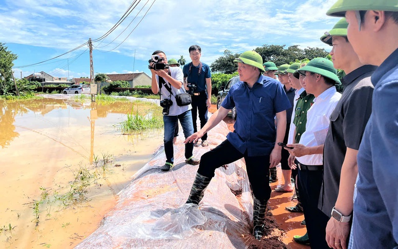 Phó Thủ tướng Thường trực Chính phủ Nguyễn Hoà Bình kiểm tra, chỉ đạo khắc phục hậu quả mưa lũ tại Bắc Ninh