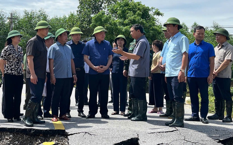 Phó Thủ tướng Thường trực Chính phủ Nguyễn Hoà Bình kiểm tra, chỉ đạo khắc phục hậu quả mưa lũ tại Bắc Ninh