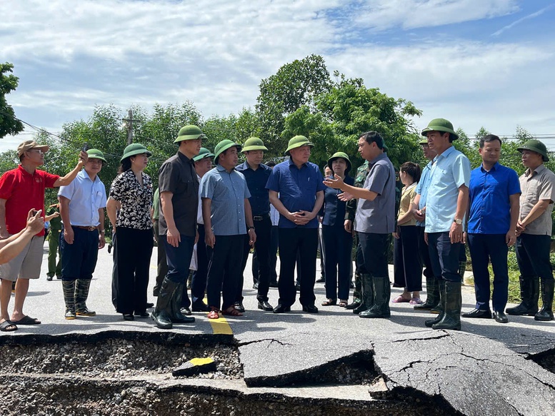 Phó Thủ tướng Thường trực Chính phủ Nguyễn Hoà Bình kiểm tra, chỉ đạo khắc phục hậu quả mưa lũ tại Bắc Ninh- Ảnh 1.