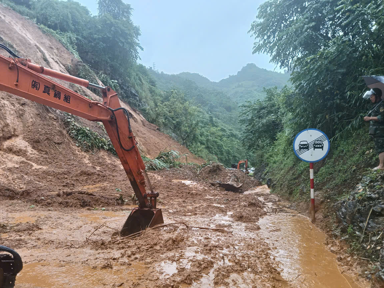 Nhiều tuyến quốc lộ miền núi phía Bắc sạt lở, hư hại nghiêm trọng sau bão số 11- Ảnh 2.