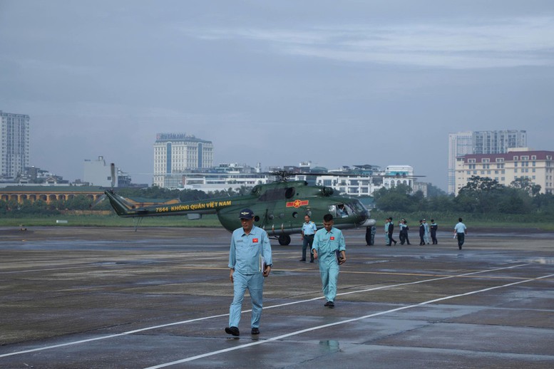 Quân đội điều trực thăng vận chuyển 8 tấn hàng cứu trợ tới người dân Lạng Sơn- Ảnh 1.