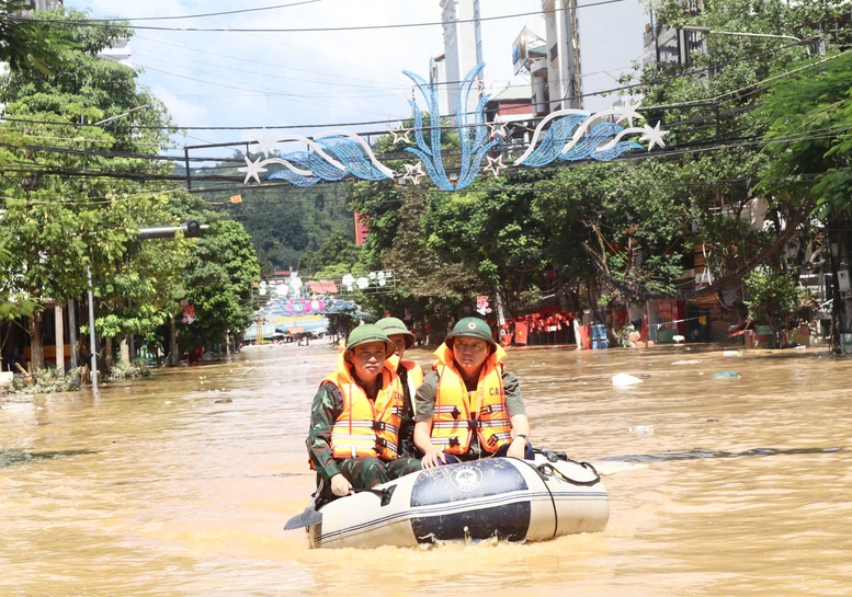 Phó Thủ tướng Trần Hồng Hà thăm hỏi người dân, chỉ đạo khắc phục hậu quả mưa lũ tại tỉnh Cao Bằng- Ảnh 1.