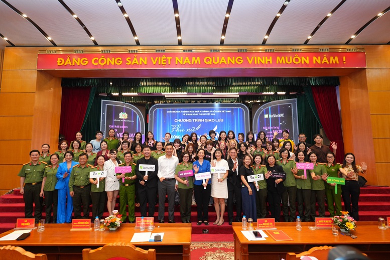 Lực lượng nữ Công an Nhân dân cùng các nghệ sĩ 'Vũ trụ Say Hi' chung tay khắc phục hậu quả bão lũ- Ảnh 1.