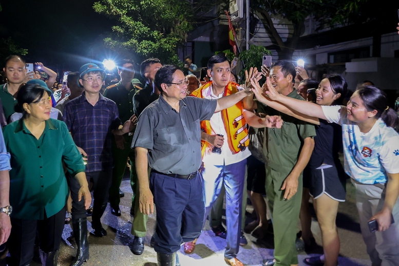 Thủ tướng kiểm tra công tác ứng phó mưa lũ tại vùng ven sông của Hà Nội- Ảnh 14.