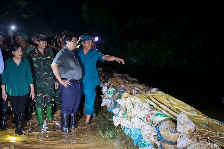Thủ tướng kiểm tra công tác ứng phó mưa lũ tại vùng ven sông của Hà Nội- Ảnh 2.
