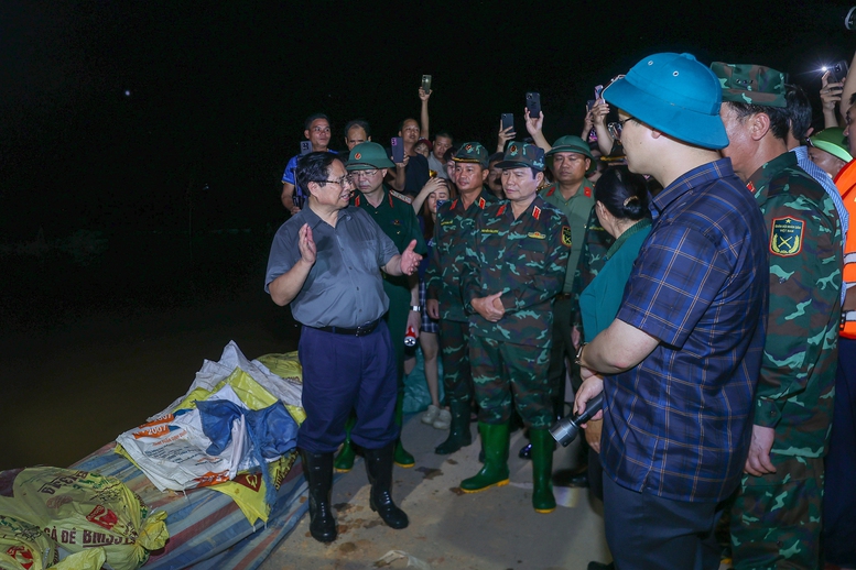 Thủ tướng kiểm tra công tác ứng phó mưa lũ tại vùng ven sông của Hà Nội- Ảnh 6.