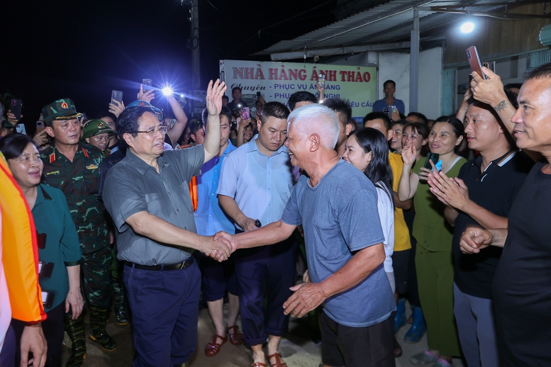 Thủ tướng kiểm tra công tác ứng phó mưa lũ tại vùng ven sông của Hà Nội- Ảnh 15.