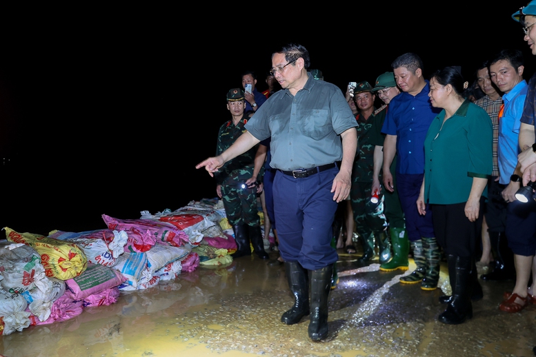 Thủ tướng kiểm tra công tác ứng phó mưa lũ tại vùng ven sông của Hà Nội- Ảnh 1.