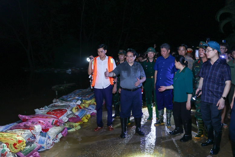 Thủ tướng kiểm tra công tác ứng phó mưa lũ tại vùng ven sông của Hà Nội- Ảnh 3.