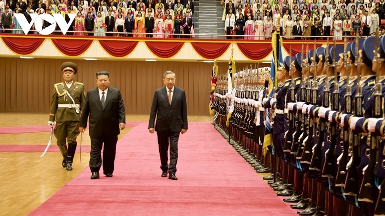 Lễ đón Tổng Bí thư Tô Lâm thăm cấp Nhà nước Cộng hòa Dân chủ Nhân dân Triều Tiên- Ảnh 2. Tổng Bí thư Kim Jong Un và Tổng Bí thư Tô Lâm duyệt đội danh dự