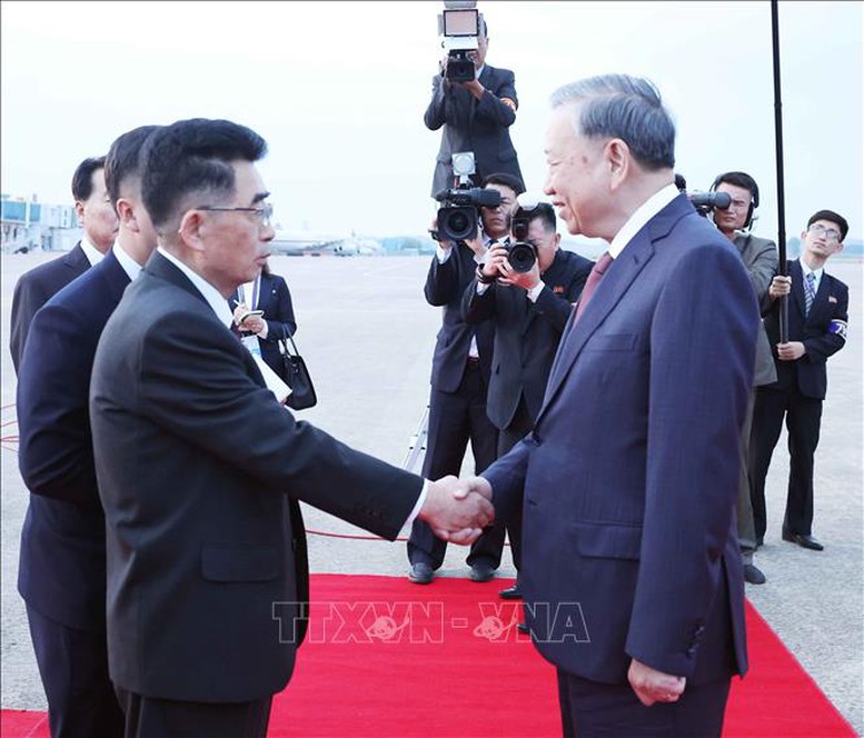 Tổng Bí thư Tô Lâm đến Bình Nhưỡng, bắt đầu thăm cấp Nhà nước tới Triều Tiên- Ảnh 2.