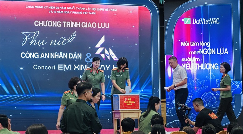 Lực lượng nữ Công an Nhân dân cùng các nghệ sĩ 'Vũ trụ Say Hi' chung tay khắc phục hậu quả bão lũ- Ảnh 2.