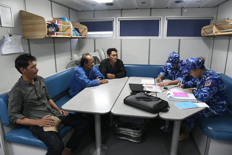 Vùng Cảnh sát biển 2 bắt giữ hai tàu cá vi phạm IUU- Ảnh 3. Vùng Cảnh sát biển 2 bắt giữ hai tàu cá vi phạm IUU- Ảnh 3.